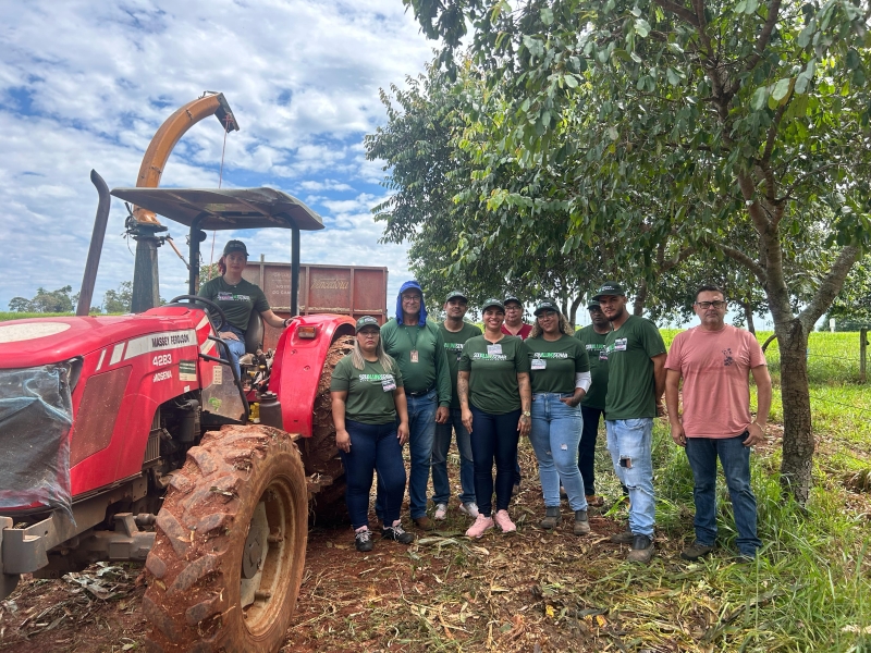 Curso qualifica trabalhadores em manutenção e operação de tratores agrícolas em Costa Rica