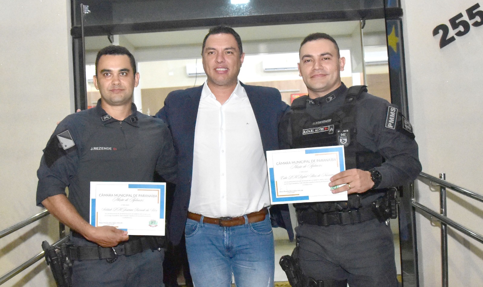 Câmara de Paranaíba presta homenagem a policiais que salvaram bebê